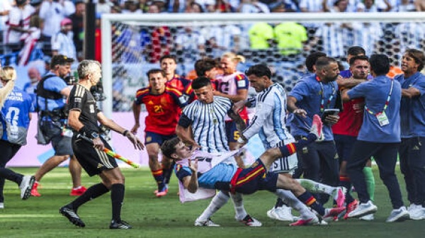 عقب اشتباكات الأرجنتين وإسبانيا قرار مفاجئ من الفيفا بعد نهائي كأس العالم 2026 عقب اشتباكات الأرجنتين وإسبانيا قرار مفاجئ من الفيفا بعد نهائي كأس العالم 2026