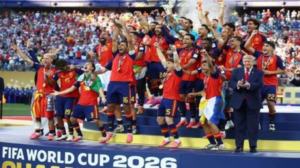 شاهد رونالدو يتعرض للسخرية أثناء احتفالات إسبانيا بكأس العالم فيديو شاهد رونالدو يتعرض للسخرية أثناء احتفالات إسبانيا بكأس العالم فيديو