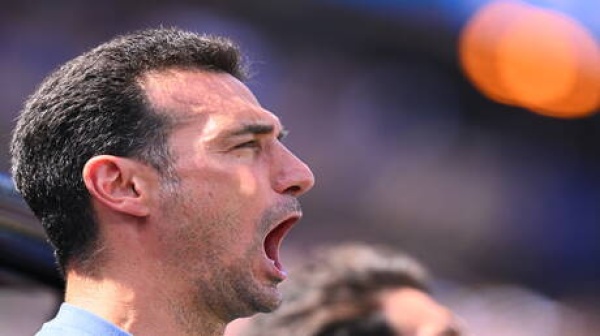 دموع مدرب التانغو لا تتوقف سكالوني ينهار باكيا أمام جماهير الأرجنتين بعد ضياع كأس العالم دموع مدرب التانغو لا تتوقف سكالوني ينهار باكيا أمام جماهير الأرجنتين بعد ضياع كأس العالم