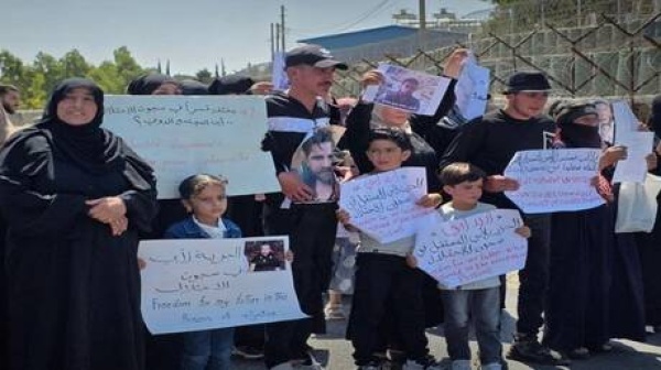 سوريا وقفة أمام مقر الأندوف للمطالبة بالإفراج عن معتقلين لدى إسرائيل صور