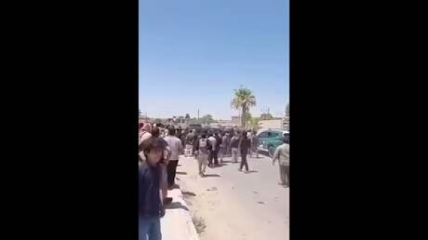 سوريا محتجون يرجمون موكب محافظ الحسكة بالحجارة للتغطية على غنائمهم فيديو سوريا محتجون يرجمون موكب محافظ الحسكة بالحجارة للتغطية على غنائمهم فيديو