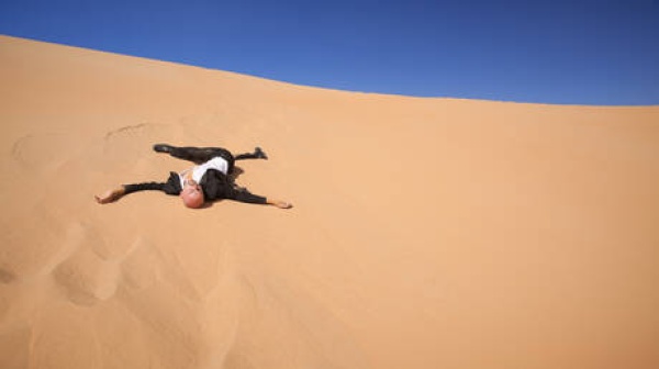 مصرع سوداني في صحراء الكفرة الليبية بعد قطعه 65 كم سيرا على الأقدام بحثا عن المساعدة