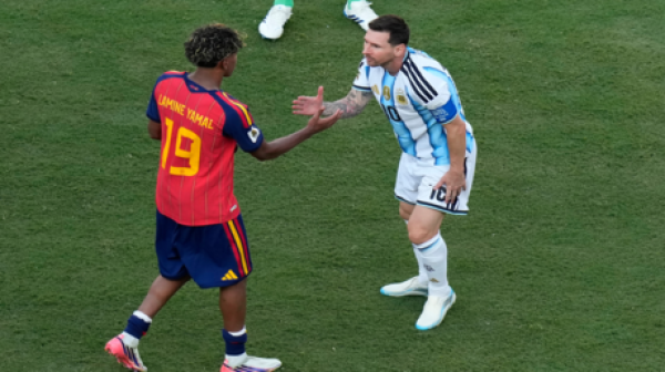 فيغو يستبعد ميسي ولامين جمال ويكشف عن مرشحه الأول للكرة الذهبية 2026 فيغو يستبعد ميسي ولامين جمال ويكشف عن مرشحه الأول للكرة الذهبية 2026