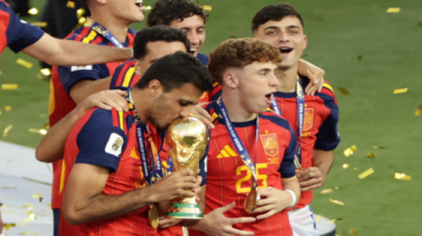 رودري من منصة التتويج بكأس العالم إلى غرفة العمليات رودري من منصة التتويج بكأس العالم إلى غرفة العمليات