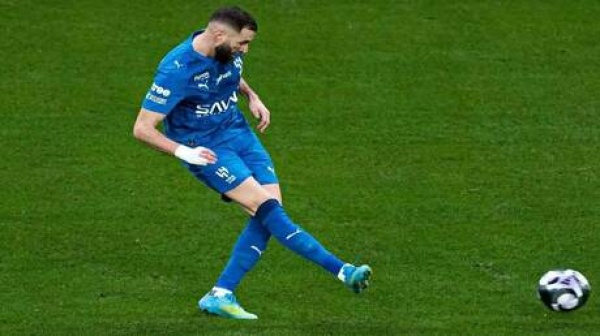 كريم بنزيما يسبب أزمة كبيرة في الهلال السعودي كريم بنزيما يسبب أزمة كبيرة في الهلال السعودي