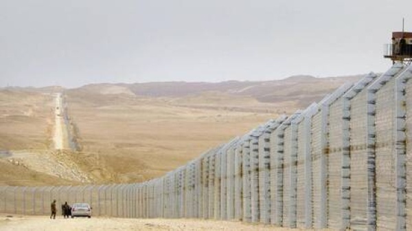 صحيفة عبرية تكشف مصر تسارع بنشر قوات دولية وتجهز مناطق إيواء مؤقتة في رفح لتجنب الفراغ الأمني صحيفة عبرية تكشف مصر تسارع بنشر قوات دولية وتجهز مناطق إيواء مؤقتة في رفح لتجنب الفراغ الأمني