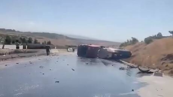 سوريا تواصل سلسلة انقلاب صهاريج النفط على طريق طرطوس حمص وتحذيرات للسكان سوريا تواصل سلسلة انقلاب صهاريج النفط على طريق طرطوس حمص وتحذيرات للسكان