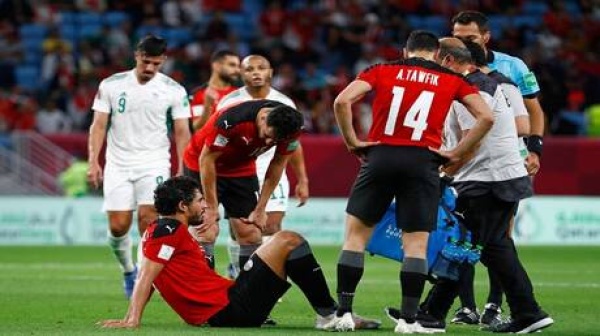 صخرة دفاع منتخب مصر يخلع القميص ويعلن اعتزاله كرة القدم