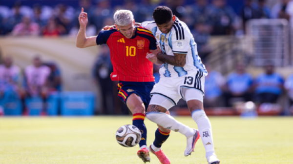 داني أولمو يهاجم أيالا ويرفض اعتذاره بعد نهائي كأس العالم داني أولمو يهاجم أيالا ويرفض اعتذاره بعد نهائي كأس العالم