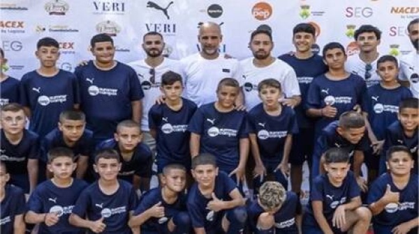 شاهد غوارديولا يستضيف 25 طفلا فلسطينيا بمعسكره الصيفي