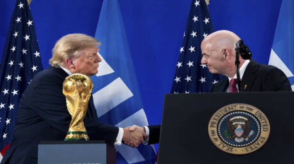 بلاتر يهاجم إنفانتينو بسبب مشروع بيع كأس العالم وعلاقته بترامب