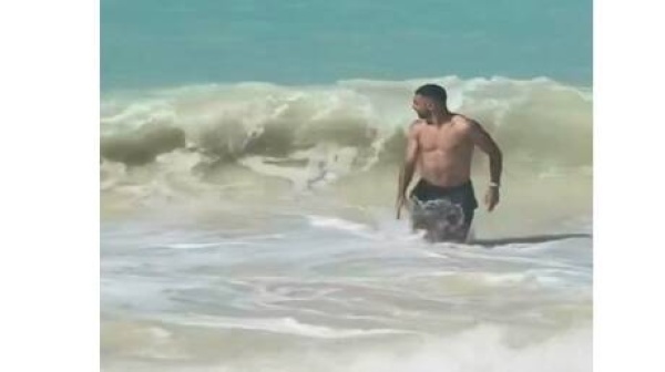 لم يجد الهدوء حتى في البحر محمد صلاح بين الأمواج والجماهير فيديو لم يجد الهدوء حتى في البحر محمد صلاح بين الأمواج والجماهير فيديو