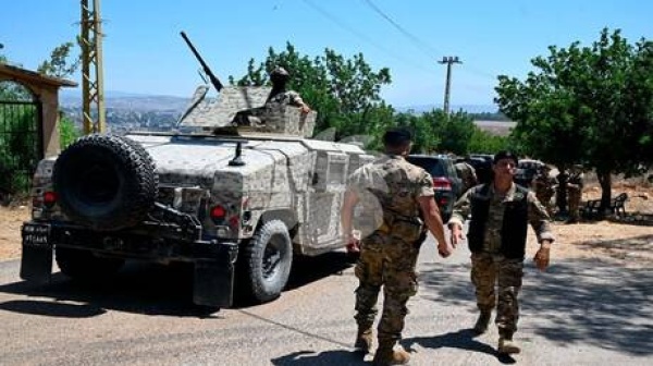 قائد الجيش اللبناني يتفقد بلدة زوطر الغربية برفقة وفد عسكري أمريكي قائد الجيش اللبناني يتفقد بلدة زوطر الغربية برفقة وفد عسكري أمريكي