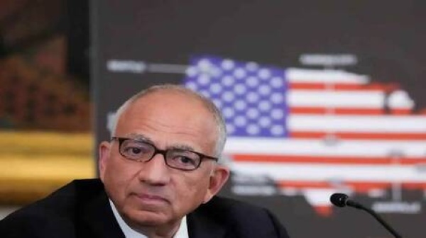 جياني إنفانتينو يتلقى ضربة من كبير مستشاريه جياني إنفانتينو يتلقى ضربة من كبير مستشاريه
