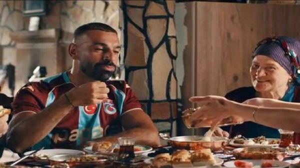 ممثلة تركية شهيرة تفاجئ محمد صلاح ممثلة تركية شهيرة تفاجئ محمد صلاح