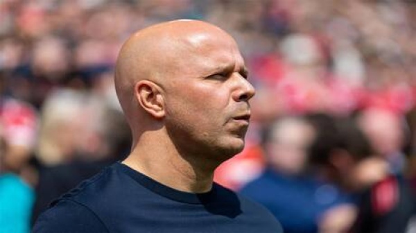 سلوت يكسر صمته ويرد على أنباء تدريب منتخب هولندا