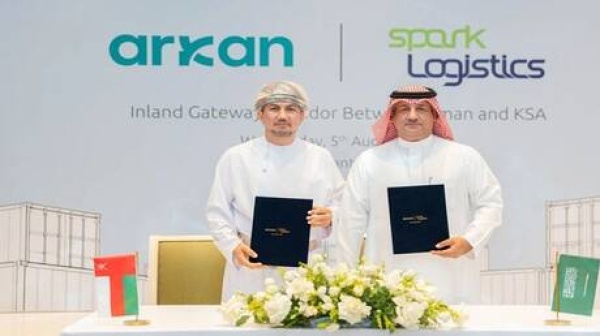 توقيع اتفاقية استراتيجية بين السعودية وسلطنة ع مان لإطلاق ممر بري عبر الربع الخالي توقيع اتفاقية استراتيجية بين السعودية وسلطنة ع مان لإطلاق ممر بري عبر الربع الخالي