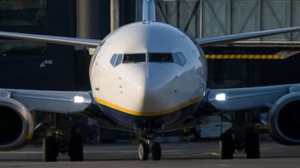 ثغرة أمنية صادمة جهاز صغير يمكنه اختراق أنظمة طائرات بوينغ 737 وتغيير مسار الرحلة في ثوان ثغرة أمنية صادمة جهاز صغير يمكنه اختراق أنظمة طائرات بوينغ 737 وتغيير مسار الرحلة في ثوان