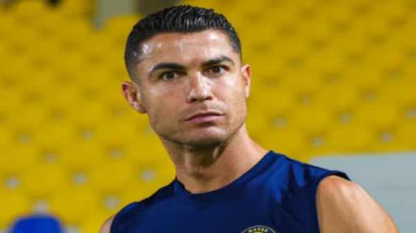 رونالدو يغير إطلالته بعد الزواج ويفاجئ جماهيره بلون شعر جديد رونالدو يغير إطلالته بعد الزواج ويفاجئ جماهيره بلون شعر جديد