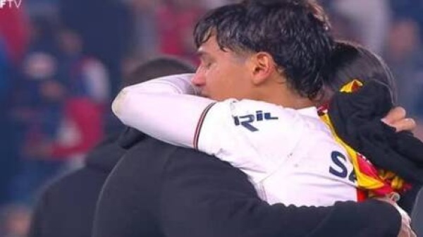 مشهد استثنائي مؤثر في أوروغواي أب يواجه ابنه لأول مرة داخل المستطيل الأخضر