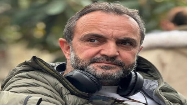 المخرج السوري الليث حجو يرد على أزمة الآلات الموسيقية بـ بقعة ضوء وسخرية تختصر المشهد المخرج السوري الليث حجو يرد على أزمة الآلات الموسيقية بـ بقعة ضوء وسخرية تختصر المشهد