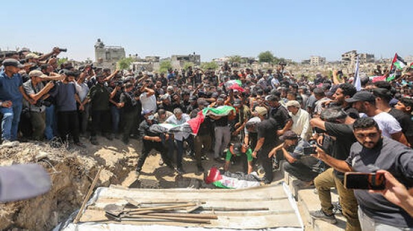 غزة الدفاع المدني ينتشل 18 قتيلا من تحت أنقاض منزل عائلة كرم في شارع الصناعة غزة الدفاع المدني ينتشل 18 قتيلا من تحت أنقاض منزل عائلة كرم في شارع الصناعة