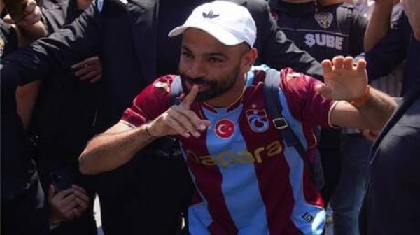 محمد صلاح يتلقى أغرب هدية في مسيرته محمد صلاح يتلقى أغرب هدية في مسيرته