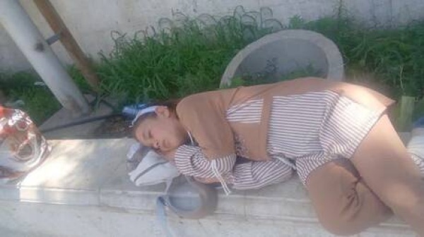 من منصة الشعر إلى رصيف دمشق الطفلة شريفة حاج حسن في مشهد يثير التساؤلات من منصة الشعر إلى رصيف دمشق الطفلة شريفة حاج حسن في مشهد يثير التساؤلات