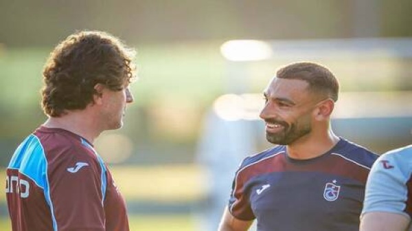 تفاصيل اللقاء الأول بين مدرب طرابزون سبور ومحمد صلاح صور