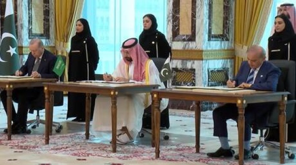 رئيس الوزراء القطري الأسبق يعلق على اتفاقية مكة للدفاع المشترك رئيس الوزراء القطري الأسبق يعلق على اتفاقية مكة للدفاع المشترك