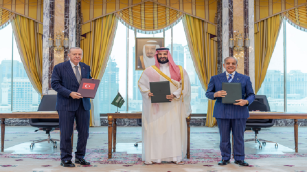 وزير الدفاع السعودي يعلق على اتفاقية مكة للدفاع المشترك وزير الدفاع السعودي يعلق على اتفاقية مكة للدفاع المشترك