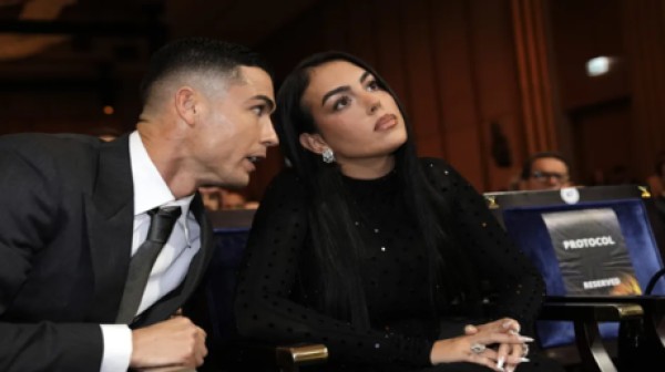 رونالدو يرد على أنباء زواجه من جورجينا ليلة السبت والجمهور يحتشد أمام الكاتدرائية