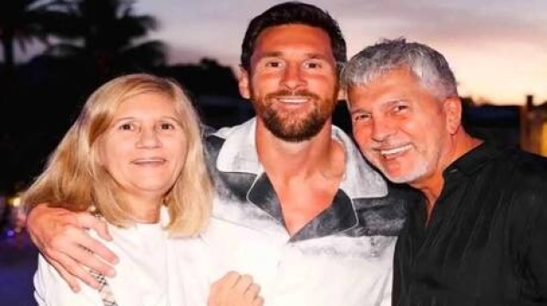 ميسي يصل إلى الأرجنتين الكشف عن تفاصيل جنازة والده ميسي يصل إلى الأرجنتين الكشف عن تفاصيل جنازة والده