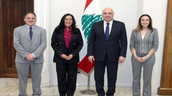عون يؤكد حاجة لبنان لدعم البنك الدولي لتأمين احتياجات العائدين إلى مناطقهم المدمرة عون يؤكد حاجة لبنان لدعم البنك الدولي لتأمين احتياجات العائدين إلى مناطقهم المدمرة
