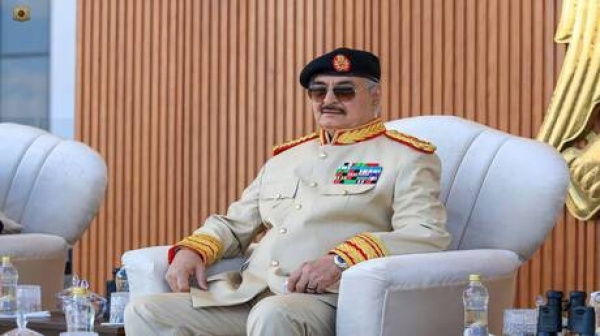 ليبيا حفتر يتمسك بدور الجيش في المشهد السياسي والمنفي والدبيبة يدعوان إلى مؤسسة عسكرية موحدة ليبيا حفتر يتمسك بدور الجيش في المشهد السياسي والمنفي والدبيبة يدعوان إلى مؤسسة عسكرية موحدة