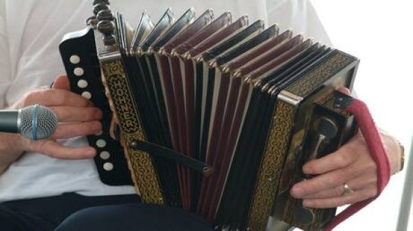 لماذا يعود الشباب الروس إلى الموسيقى الشعبية في احتفالاتهم لماذا يعود الشباب الروس إلى الموسيقى الشعبية في احتفالاتهم