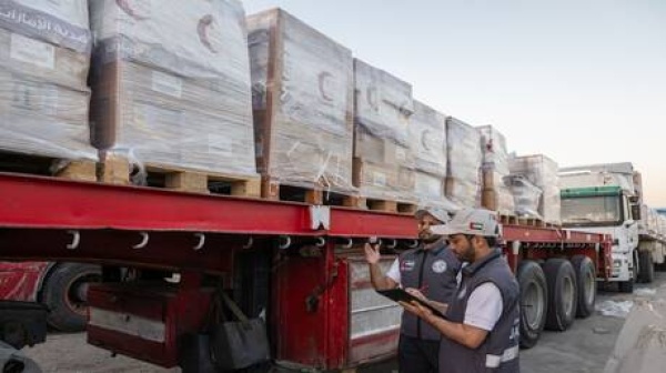 الإمارات تدخل 5 قوافل تحمل 683 طنا من المساعدات إلى قطاع غزة ضمن عملية الفارس الشهم 3 الإمارات تدخل 5 قوافل تحمل 683 طنا من المساعدات إلى قطاع غزة ضمن عملية الفارس الشهم 3
