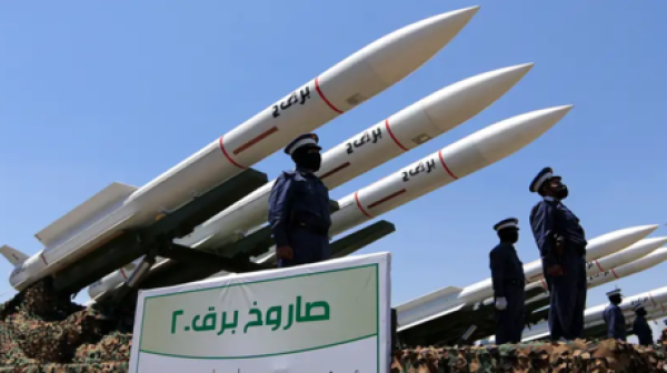 اليمن الحوثيون يطلقون 5 صواريخ باليستية باتجاه باب المندب اليمن الحوثيون يطلقون 5 صواريخ باليستية باتجاه باب المندب