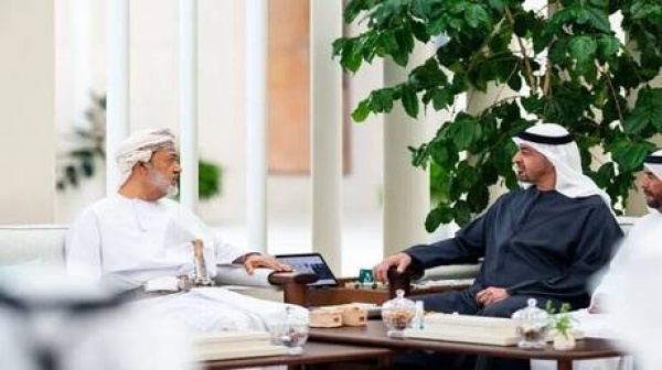 رئيس الإمارات وسلطان ع مان يبحثان التطورات في الشرق الأوسط وسبل تعزيز الاستقرار الإقليمي رئيس الإمارات وسلطان ع مان يبحثان التطورات في الشرق الأوسط وسبل تعزيز الاستقرار الإقليمي