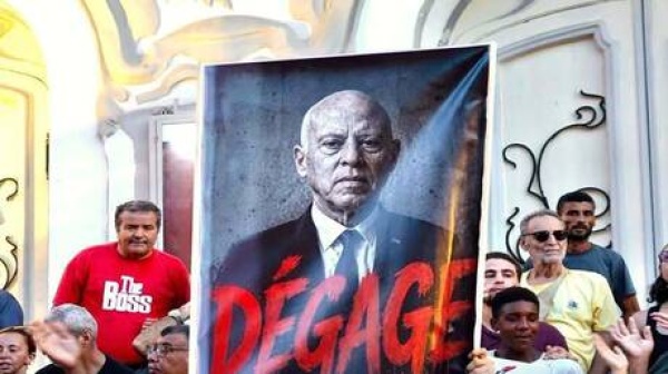 تونس المئات يتظاهرون ضد قيس سعيد تونس المئات يتظاهرون ضد قيس سعيد