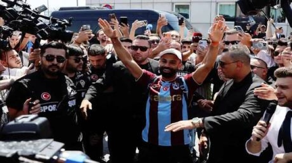 رسميا محمد صلاح يحصد أول جائزة فردية مع طرابزون فيديو