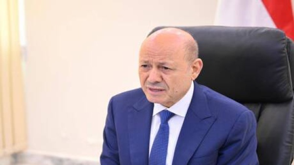 العليمي يحذر من مغامرة حوثية تستهدف باب المندب ويتوعد الجماعة باستنزافها