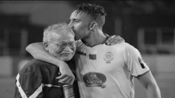 بدموع الحزن نجم منتخب المغرب سفيان رحيمي يودع والده إلى مثواه الأخير