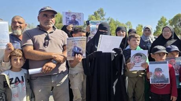 وقفة احتجاجية للمطالبة بالإفراج عن معتقلي القنيطرة ودرعا وريف دمشق في سجون الاحتلال الإسرائيلي وقفة احتجاجية للمطالبة بالإفراج عن معتقلي القنيطرة ودرعا وريف دمشق في سجون الاحتلال الإسرائيلي
