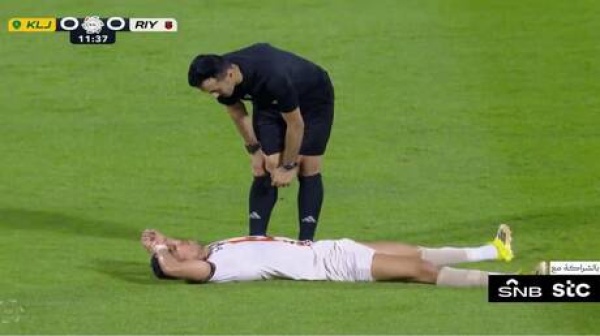 ضربة لمنتخب مصر ونادي الرياض تريزيغيه يغادر مباراة الخليج باكيا فيديو