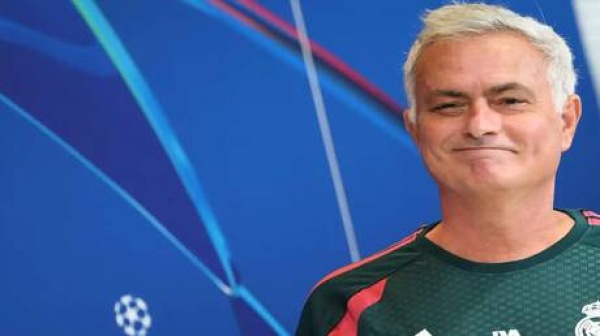 ذكرى مؤلمة لبرشلونة مورينيو يتلقى أغرب هدية فيديو