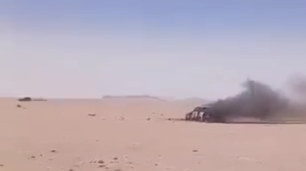 مسيرة مغربية تقصف سيارتي منقبين في المنطقة العازلة بالصحراء فيديو مسيرة مغربية تقصف سيارتي منقبين في المنطقة العازلة بالصحراء فيديو