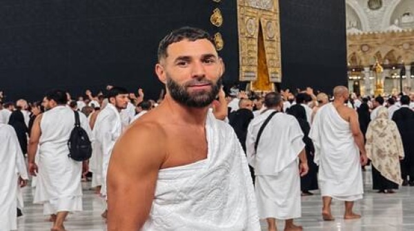بعد فسخ عقده مع الهلال بنزيما ينشر صورة مع تعليق لتأديته مناسك العمرة