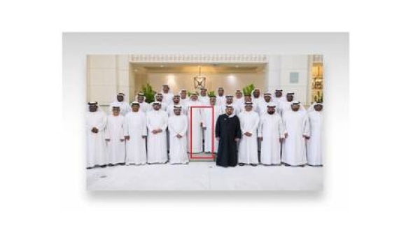 لا تتحركوا الشيخ محمد بن زايد يلتقط صورة تاريخية للاعبي الجيل الذهبي لمنتخب الإمارات فيديو