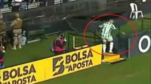 نداء الطبيعة يصنع التاريخ لاعب يغادر الملعب للمرحاض ويعود ليحرز هدف الأمان فيديو